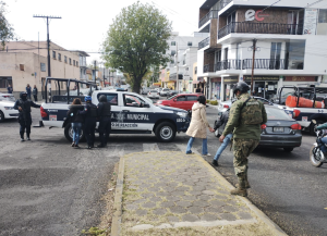 Detiene policía de Apizaco a tres personas que portaban arma de fuego